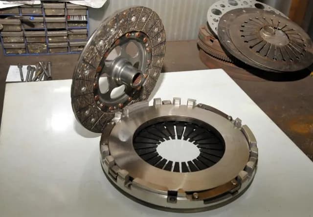 Co ile wymiana sprzęgła? Kluczowe objawy i czynniki wpływające na czas wymiany Co ile wymiana sprzęgła? Kluczowe objawy i czynniki wpływające na czas wymiany