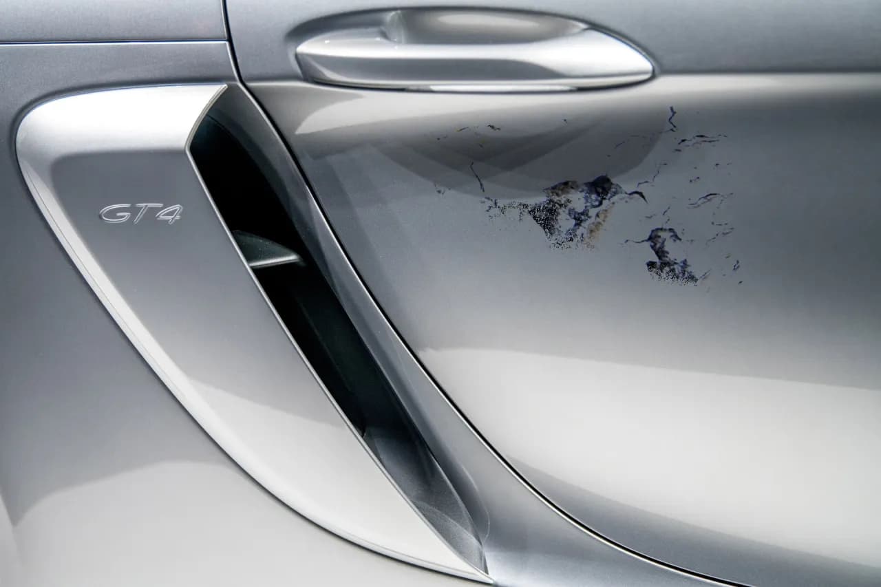 Jak usunąć lakier bezbarwny z samochodu – skuteczne metody i porady Jak usunąć lakier bezbarwny z samochodu – skuteczne metody i porady