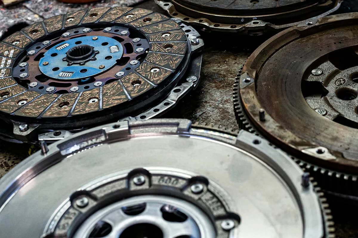 Objawy uszkodzenia sprzęgła dwumasowego – jak je rozpoznać i co zrobić? Objawy uszkodzenia sprzęgła dwumasowego – jak je rozpoznać i co zrobić?