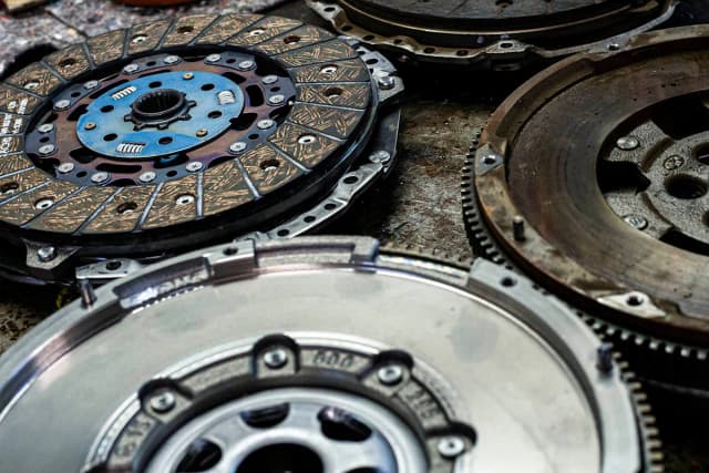 Objawy uszkodzenia sprzęgła dwumasowego – jak je rozpoznać i co zrobić? Objawy uszkodzenia sprzęgła dwumasowego – jak je rozpoznać i co zrobić?