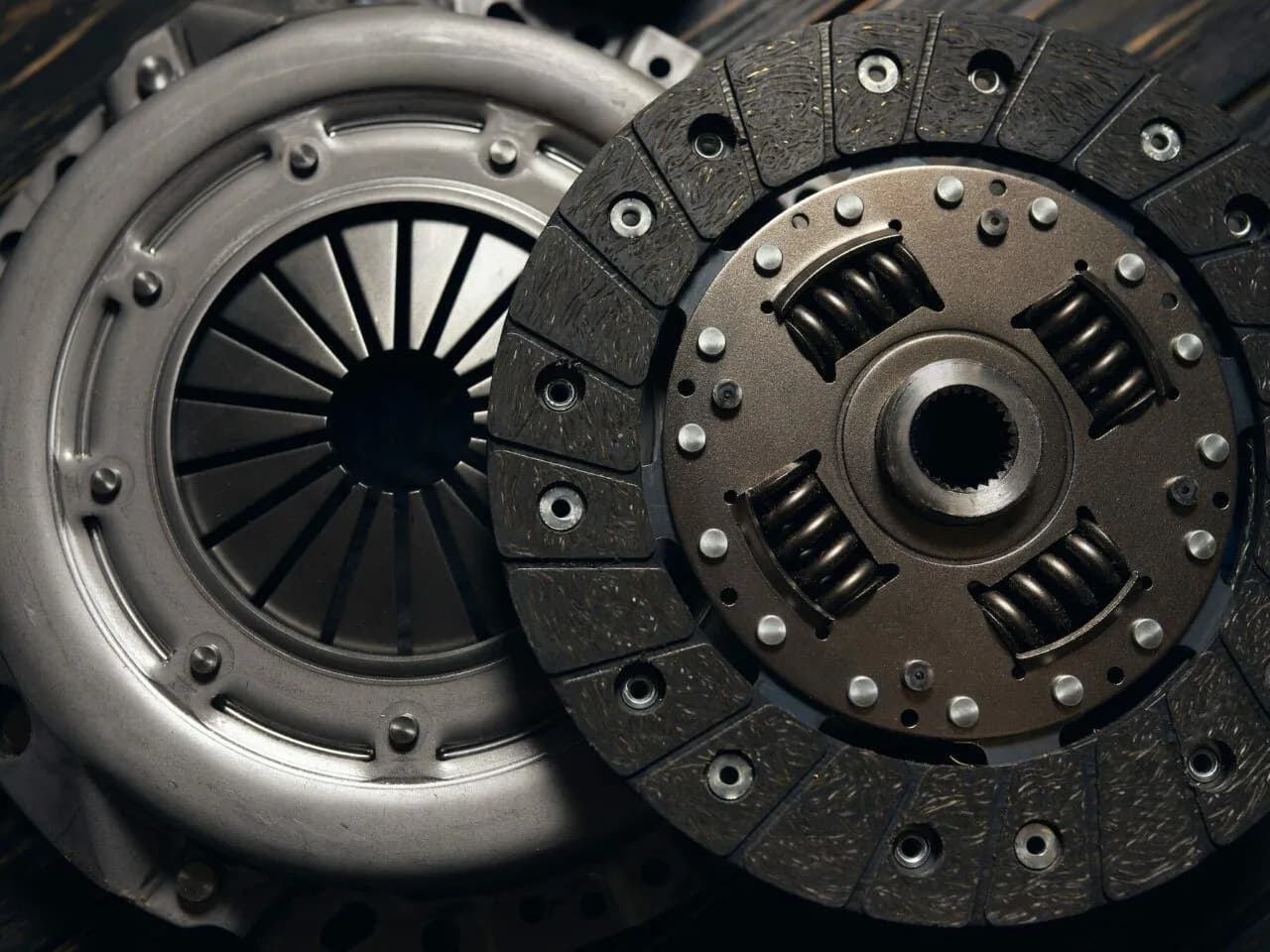 Jak przypalić sprzęgło? Poznaj przyczyny, objawy i jak tego uniknąć. Jak przypalić sprzęgło? Poznaj przyczyny, objawy i jak tego uniknąć.