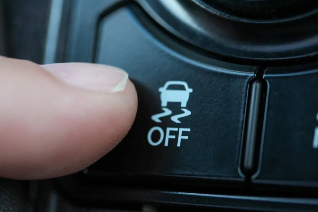 Co to jest kontrola trakcji w samochodzie i jak zwiększa bezpieczeństwo? Co to jest kontrola trakcji w samochodzie i jak zwiększa bezpieczeństwo?