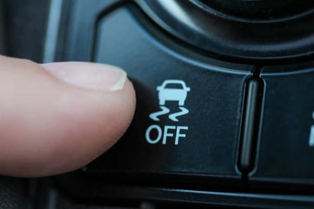 Co to jest kontrola trakcji w samochodzie i jak zwiększa bezpieczeństwo? Co to jest kontrola trakcji w samochodzie i jak zwiększa bezpieczeństwo?