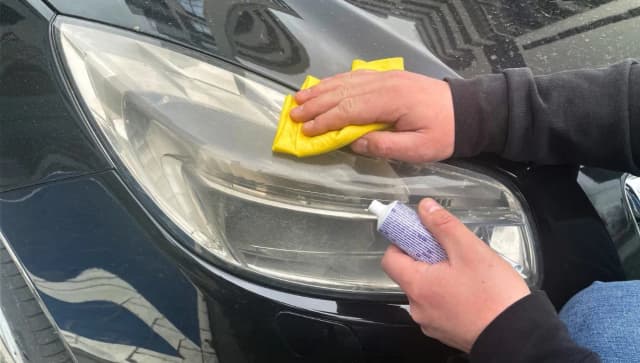 Jak wyczyścić lampy w samochodzie od środka i poprawić bezpieczeństwo jazdy Jak wyczyścić lampy w samochodzie od środka i poprawić bezpieczeństwo jazdy