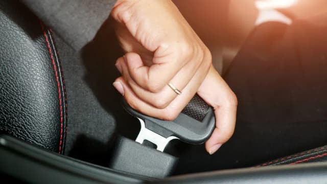 Jak wymienić pas bezpieczeństwa i zapewnić bezpieczeństwo w samochodzie Jak wymienić pas bezpieczeństwa i zapewnić bezpieczeństwo w samochodzie