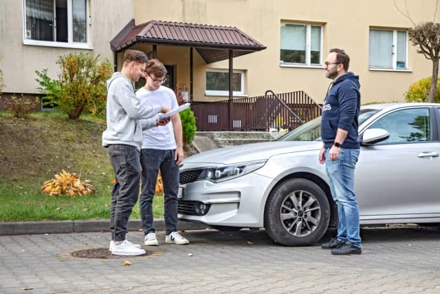 Czy osoba niepełnoletnia może być właścicielem samochodu? Oto co musisz wiedzieć! Czy osoba niepełnoletnia może być właścicielem samochodu? Oto co musisz wiedzieć!