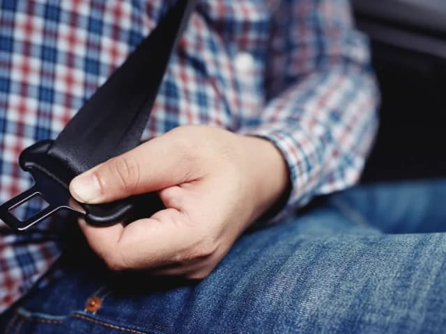 Kiedy nie trzeba zapinać pasów bezpieczeństwa? Sprawdź wyjątki i zasady. Kiedy nie trzeba zapinać pasów bezpieczeństwa? Sprawdź wyjątki i zasady.