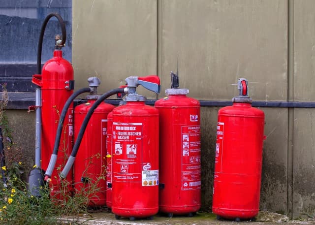 Czy gaśnica jest obowiązkowa w samochodzie? Sprawdź przepisy i konsekwencje Czy gaśnica jest obowiązkowa w samochodzie? Sprawdź przepisy i konsekwencje