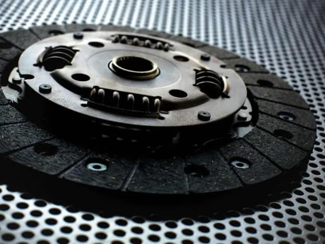 Jak sprawdzić sprzęgło w samochodzie i uniknąć poważnych usterek Jak sprawdzić sprzęgło w samochodzie i uniknąć poważnych usterek