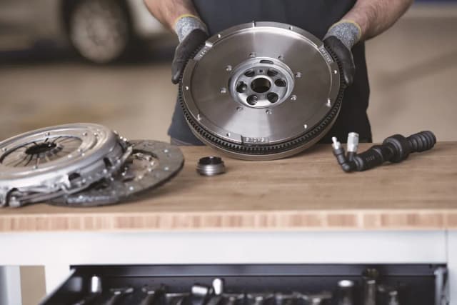 Odwrotnie założona tarcza sprzęgła: objawy, które musisz znać Odwrotnie założona tarcza sprzęgła: objawy, które musisz znać